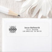 Étiquette Your Logo | Simple Modern Return Address (En situation)