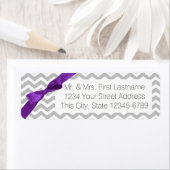 Étiquette ZigZag Gris et Lavande modernes (En situation)