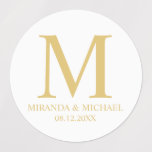 Étiquettes Blanc et or Elegant Monogramme mariage Faveur<br><div class="desc">Un design élégant avec monogramme,  nom et date en or serif style police sur arrière - plan blanc. Remarque : Les détails du papier sont simulés dans l'illustration. Il n'y aura pas de métal sur ce produit.</div>