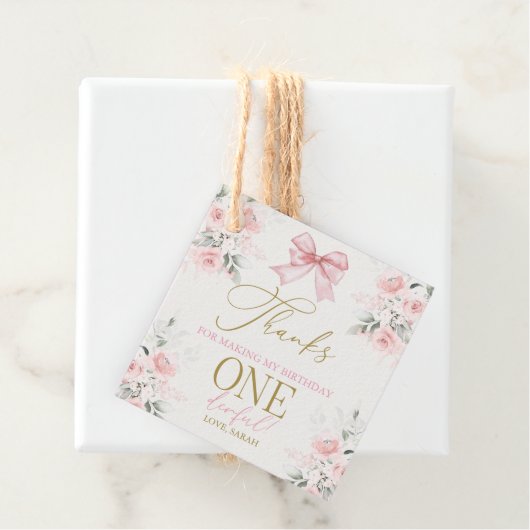 Étiquettes Cadeau 1ère fille anniversaire avec arc (En situation)