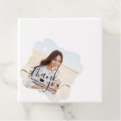 Étiquettes Cadeau 2 Photo Graduation Merci noir Script fantaisie (En situation)