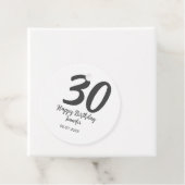 Étiquettes Cadeau 30e anniversaire ajouter nom date année noir modèl (En situation)