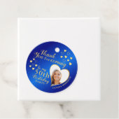 Étiquettes Cadeau 50e anniversaire Merci bleu et or (En situation)
