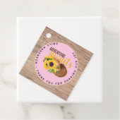 Étiquettes Cadeau Adventure Attend le Baby shower rustique des tourn (En situation)