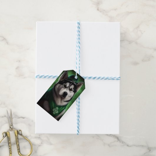 Étiquettes-cadeau Alaskan Malamute chien en robe de fête St. Patrick (Avec de laficelle)