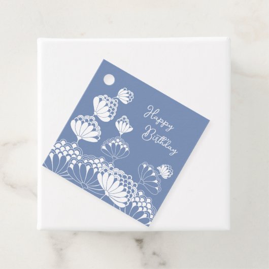 Étiquettes Cadeau Anniversaire Belle fleurs blanches soufflant vent (En situation)