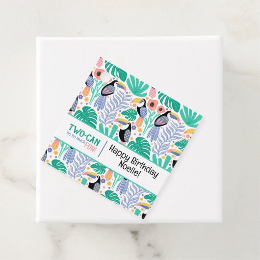 Étiquettes Cadeau Anniversaire Tropical à deux CAN (Toucan) (En situation)