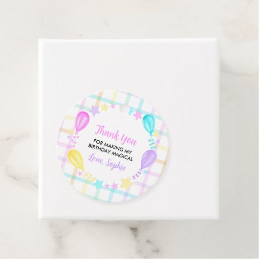 Étiquettes Cadeau Arc-en-ciel et étoiles Anniversaire (En situation)