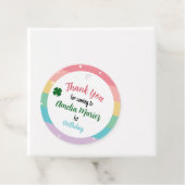 Étiquettes Cadeau Arc en ciel et Shamrock Lucky One Premier annivers (En situation)