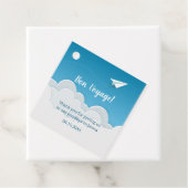 Étiquettes Cadeau Avion en papier dans le ciel en train de disparaît (En situation)