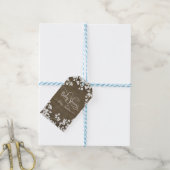 Étiquettes-cadeau Baby shower à script de fleurs blanc en bois foncé (Avec de laficelle)