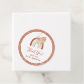 Étiquettes Cadeau Baby shower arc-en-ciel Boho (En situation)