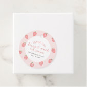 Étiquettes Cadeau Baby shower aux fraises (En situation)