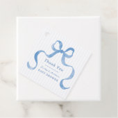 Étiquettes Cadeau Baby shower Bac à ruban bleu Wavy (En situation)