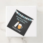 Étiquettes Cadeau Baby shower bébé-Q Carré de bouteille de bière (En situation)