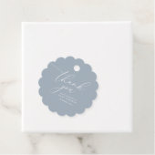 Étiquettes Cadeau Baby shower bleu Dusty (En situation)