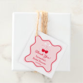Étiquettes Cadeau Baby Shower Cerise (En situation)