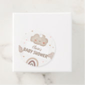 Étiquettes Cadeau Baby shower d'aquarelle beige (En situation)