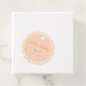 Étiquettes Cadeau Baby shower de cache de cache (En situation)