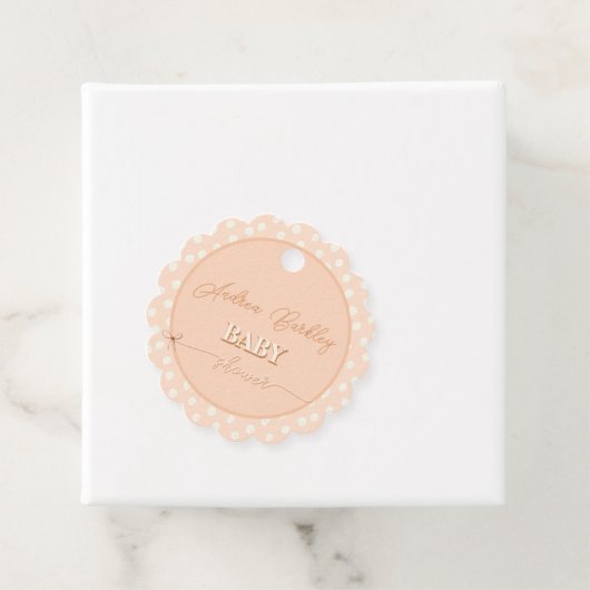 Étiquettes Cadeau Baby shower de cache de cache (En situation)