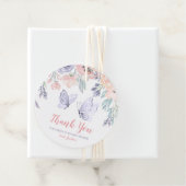 Étiquettes Cadeau Baby shower de fille papillon rose violet (En situation)