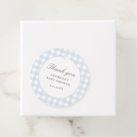 Étiquettes Cadeau Baby shower de garçon En vichy bleu (En situation)