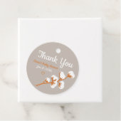 Étiquettes Cadeau Baby shower de la branche de coton (En situation)