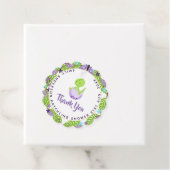 Étiquettes Cadeau Baby shower de l'éclosion de dinosaure bleu violet (En situation)