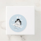 Étiquettes Cadeau Baby shower de pingouin bleu (En situation)