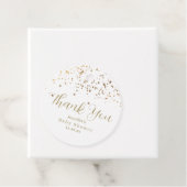 Étiquettes Cadeau Baby shower des étoiles d'or (En situation)