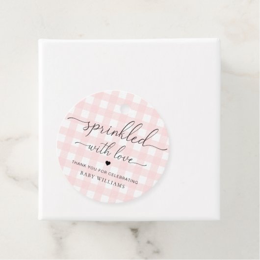Étiquettes Cadeau Baby shower En vichy Rose Parsemé D'Amour (En situation)