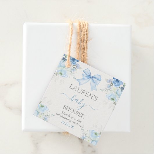 Étiquettes Cadeau Baby shower Garçon avec arc (En situation)