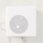 Étiquettes Cadeau Baby shower gris clair et blanc (En situation)