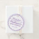 Étiquettes Cadeau Baby shower rayé de lavande à coquette violet (En situation)