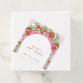 Étiquettes Cadeau Baby shower simple en arche de fraise douce (En situation)