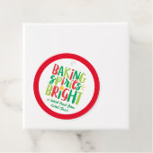 Étiquettes Cadeau Baking Spirits Bright Festive Soins de Noël (En situation)