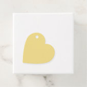 Étiquettes Cadeau Balise cadeau de coeur jaune (En situation)