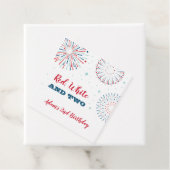 Étiquettes Cadeau Balise rouge, blanc et deux ans de préférence (En situation)