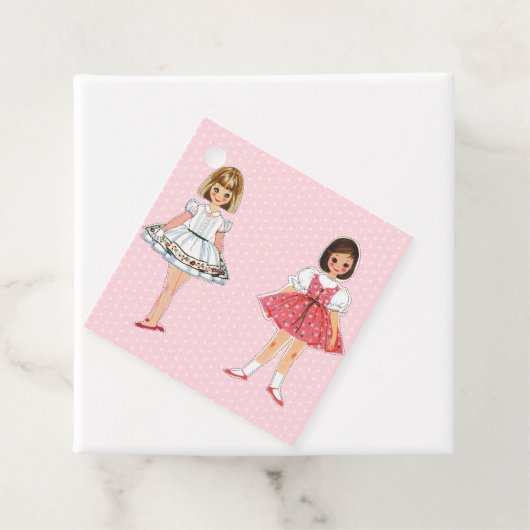 Étiquettes Cadeau Balises Favoris de la poupée papier (En situation)