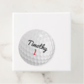 Étiquettes Cadeau Ball de golf Dimples avec nom noir Numéro rouge (En situation)