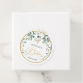 Étiquettes Cadeau Baptême croisé de feuillage Eucalyptus (En situation)