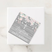 Étiquettes Cadeau Baptême floral rustique gris (En situation)
