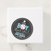 Étiquettes Cadeau BASEBALL Thème Baby shower Chalkboard Blue Boy (En situation)