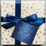 Étiquettes Cadeau Bat mitzvah moderne Blue Star de David Custom Part<br><div class="desc">De belles nuances profondes de bleu foncé créent une texture comme de l'eau sur cette étiquette de faveur du parti Bat mitzvah formel. Élégant script blanc minimaliste avec le nom de votre fille sur la subtile étoile de David pour célébrer son avènement juif.</div>