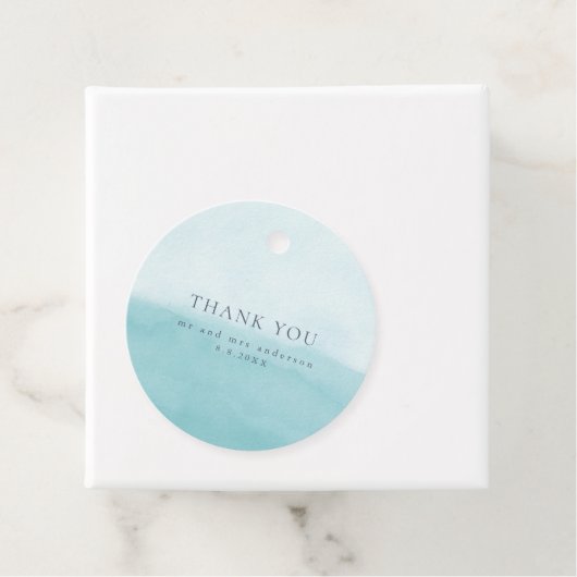 Étiquettes Cadeau Beachy Blues Watercolor Beach Wedding Merci (En situation)