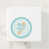 Étiquettes Cadeau Bébé à bord Surf Beach Baby shower Classic Round (En situation)