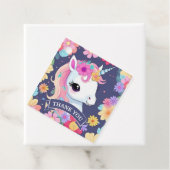 Étiquettes Cadeau Bébé blanc adorable licorne avec fleurs (En situation)