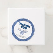 Étiquettes Cadeau Bébé bleu Jean Baby shower rond (En situation)