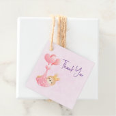 Étiquettes Cadeau Bébé mignon dans une couverture de coeur (En situation)