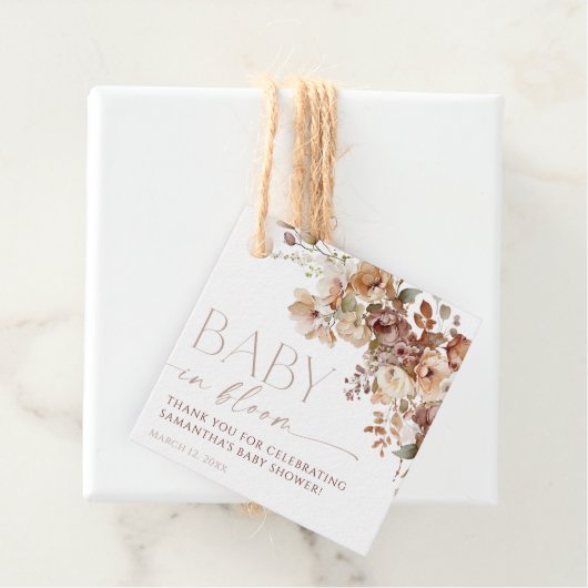 Étiquettes Cadeau Bébé neutre brun floral automne dans la douche fle (En situation)